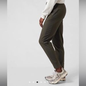 ATHLETA Headlands Hybrid Trek Jogger - Green Size 8